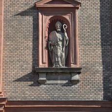 Socha svatého Metoděje na průčelí kostela svatého Václava na Smíchově