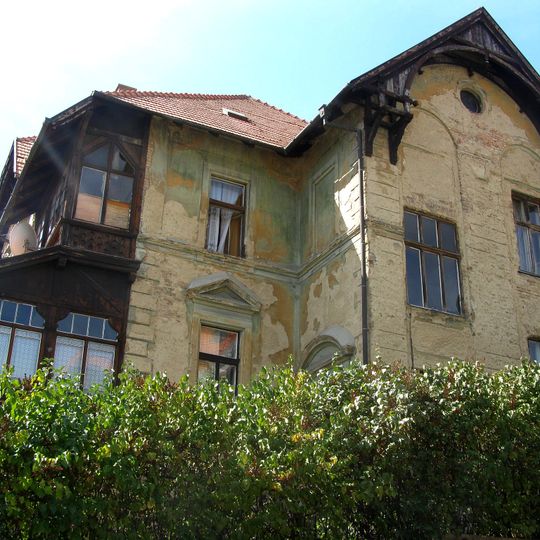 Vila a záhrada, vila