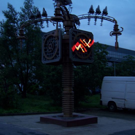 Kovová kinetická plastika za domem Plynární 1096/23