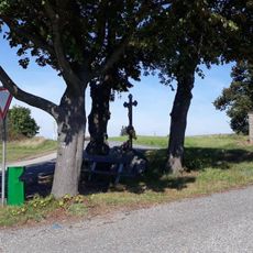 Kříž jihovýchodně od Čekanic na rozcestí