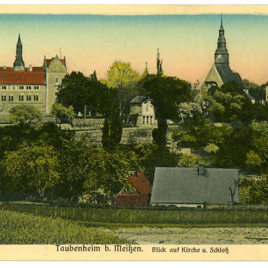 Sachgesamtheit Schloss, Patronatskirche und Rittergut Taubenheim, mit folgenden Einzeldenkmalen: Schloss , Patronatskirche, Gartenhaus im Park, Torhaus , Stützmauern, Parkmauern, Kirchhofsmauer mit Pforte zwischen Kirchhof