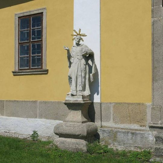 Socha světce vlevo u jižního portálu kostela Nanebevzetí v Chlumu u Třeboně