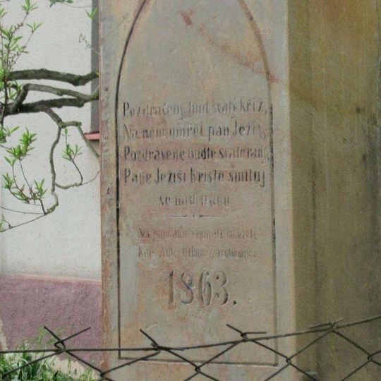 Kříž v Holovousech v zahradě