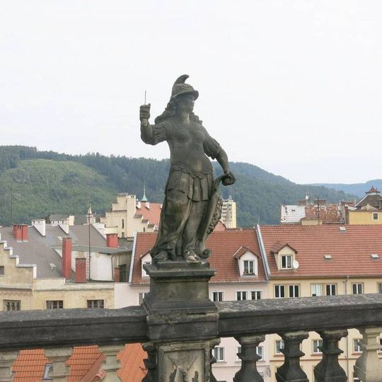 Socha Pallas Athény na balustrádě Růžové zahrady zámku v Děčíně