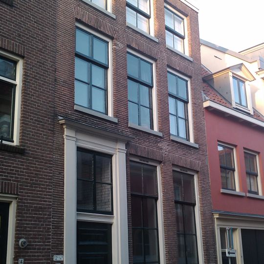 Onderkelderd pand, eenvoudige voordeuromlijsting en bovenlicht