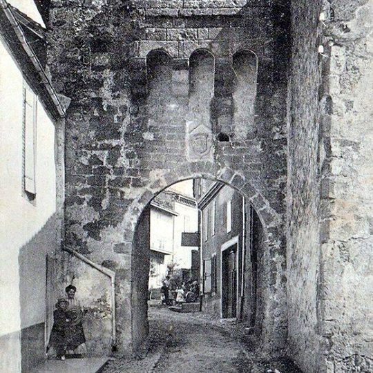 Porte fortifiée adossée au mur de l'église