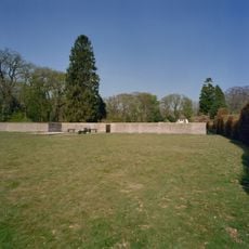 Muur met hek Landgoed Oranjewoud