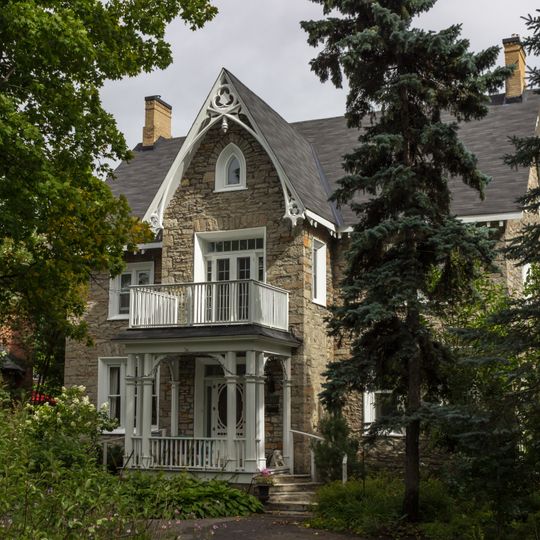 Maison Hay/Echo Bank