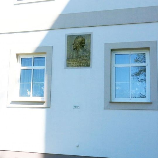 Pamětní deska Miroslava Tyrše na domě 82 v Mělnickém Vtelně