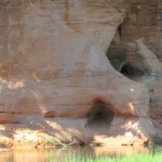 Bezdelīgu klintis un alas