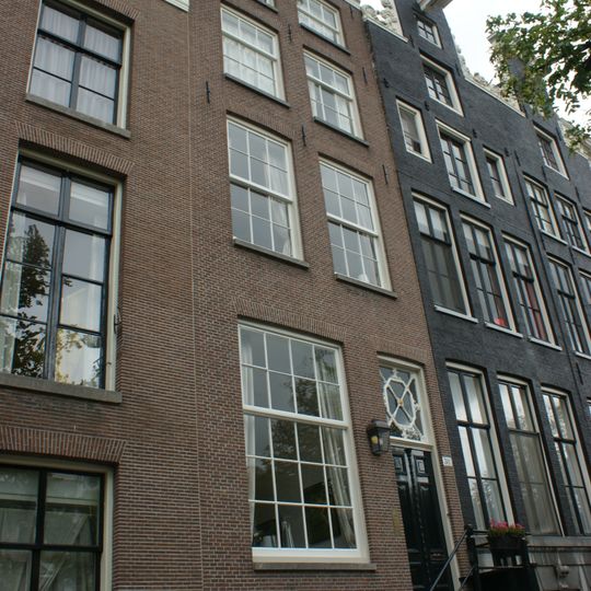 Pand met gevel onder rechte lijst