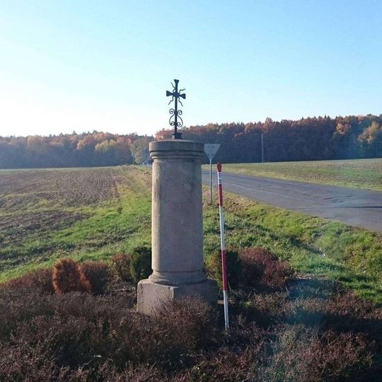 Kříž západně od Dolní Lukavice u křižovatky
