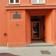 Pamětní deska obětem 2. světové války na domě V Háji 1243/35 v Holešovicích