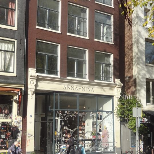 Pand met gevel onder rechte lijst met consoles