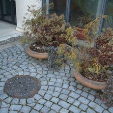 Keramické nádoby pro obřadní síň hřbitova