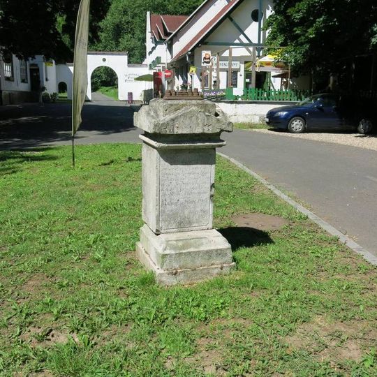 Podstavec s ulomeným kovovým křížem u penzionu První mlýn v Bezručově údolí