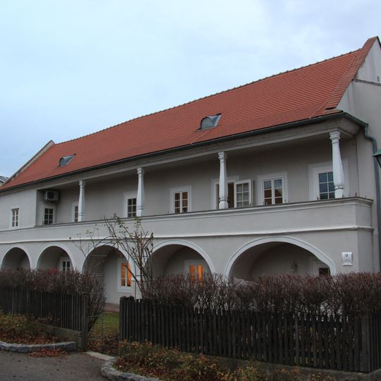 Ehem. Verwalterhaus, sog. Eremiten- oder Kapuzinerstöckl