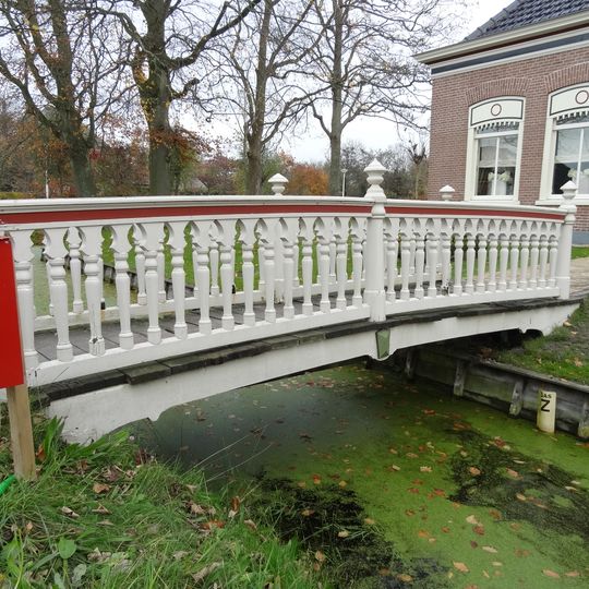 Voetbrug behorende bij de rentenierswoning