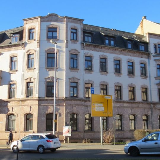 Mietshaus in halboffener Bebauung in Ecklage, mit Vorgarten zur Orthstraße Frankenberger Straße 49