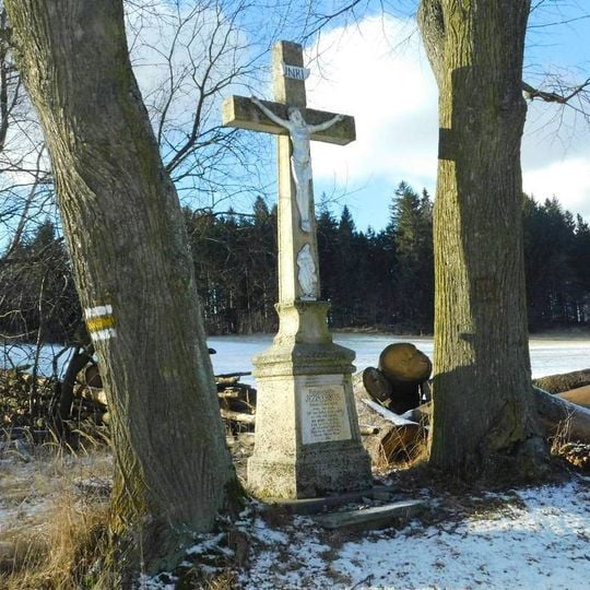 Kříž Martina Mácy u polní cesty mezi Batelovem a Lovětínem