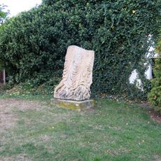 Kamenná plastika Tajemství na Studentském náměstí v Kadani