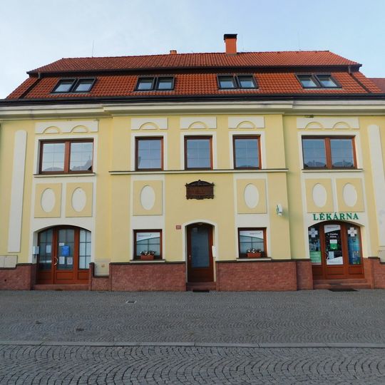 Pamětní deska Antonína Norberta Vlasáka na domě Žižkovo nám. 133 ve Vlašimi