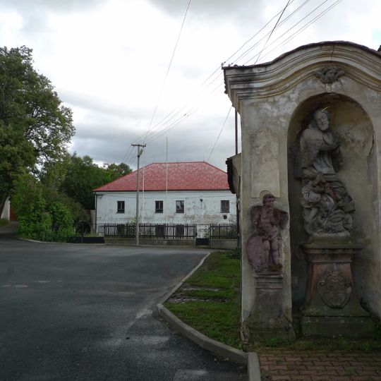 Výklenková kaplička se sousoším svatého Jana Nepomuckého