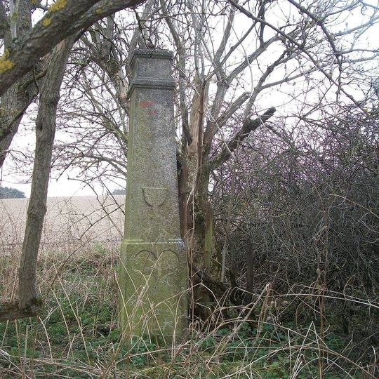 Kříž v křoví východně od Ohnišťovic