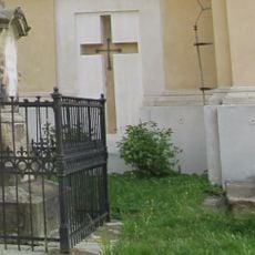 Smírčí kříž vezděný v průčelí kaple svatých Cyrila a Metoděje