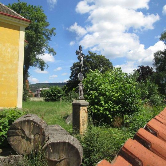 Kříž v Oseku u kostela