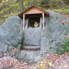 Skalní kaplička u silnice z Mařeniček do Kunratic