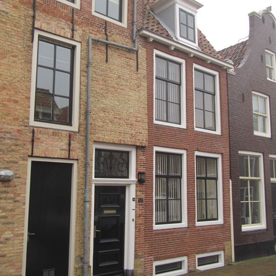 Smal tussenpand onder dwarsdak