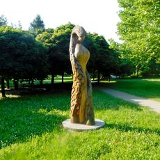 Plastika Veselá bakterie v parku před poliklinikou v Otrokovicích