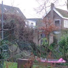 In het pand of op de grens van het erf bevindende stadsmuur(resten)