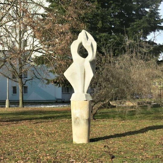 Kamenná plastika v Průběžné ulici v Lysé nad Labem