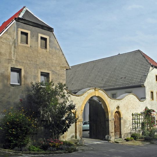 Wohnstallhaus , Seitengebäude und Scheune eines Dreiseithofes sowie Hofmauer mit Toreinfahrt , Einfriedung des Vorgartens und Stützmauern des Gartens Rosentitzer Straße 71; 73