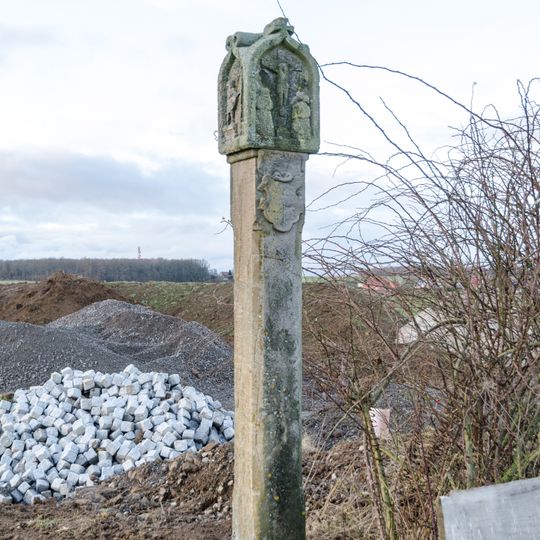 Bildstock vierseitiger Reliefaufsatz mit kielbogigem Abschluss
