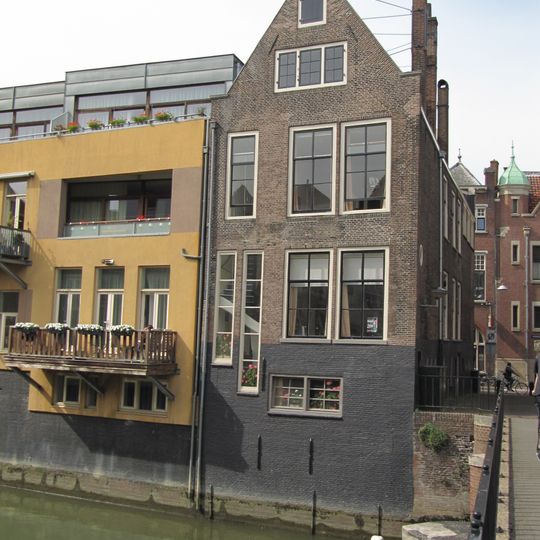 Hoekpand voorzien van halsgevel met bakstenen vleugelstukken, natuurstenen contourbanden, voluten en fronton