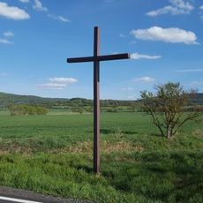 Kříž u silnice mezi Hostomicemi a Skřiplí