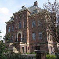 Vrijstaande villa in een historiserende bouwstijl