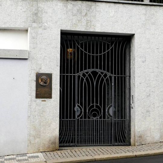 Pamětní deska Milana Hodži na domě Zapova 1539/7 na Smíchově