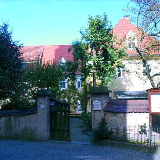 Pfarrhaus mit Einfriedungsmauer aus Bruchstein und zwei Eingangspfeilern Kirchplatz 1