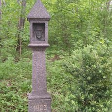 Křížek v ulici U Lesa