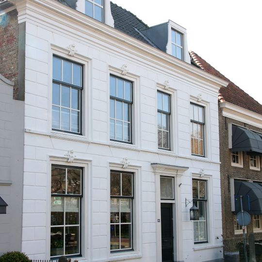 Herenhuis van vier traveeën met dwars schilddak, dakkapellen met voluten, ingang met pilasters