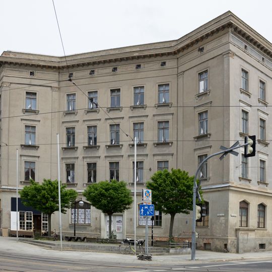 Hotel Vier Jahreszeiten; Hotelbau in geschlossener Bebauung, Hotel seit 1899 zusammen mit Bahnhofstraße 25 Berliner Straße 35