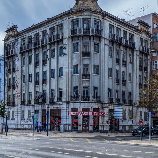 Edifício na Avenida da República, 93 A a 93 E, e Avenida António Serpa, 2 a 16