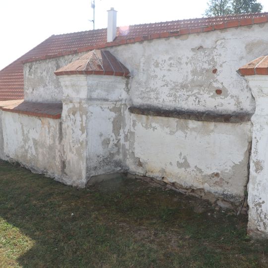 Opevnění s valem kolem kostela svaté Maří Magdaleny