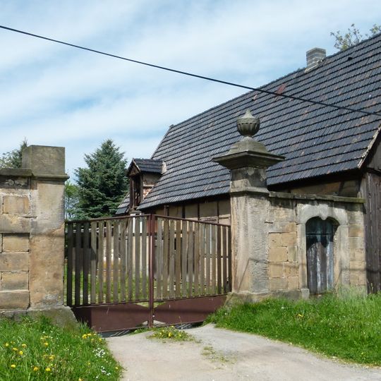 Wohnstallhaus, Seitengebäude , Pflasterung, Toreinfahrt und Hofmauer mit Pforte eines Bauernhofes Daube 4