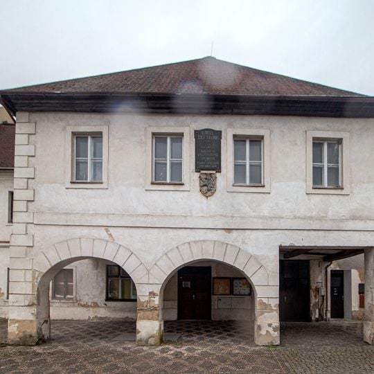 Pamětní deska Karla Tieftrunka na domě Masarykovo náměstí 138 v Bělé pod Bezdězem