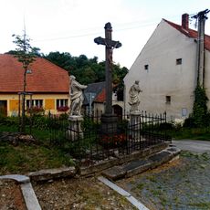 Kříž u kostela svatého Václava v Netolicích